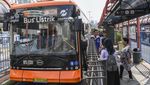 Potret Bus Listrik TransJakarta Wira-wiri Angkut Penumpang