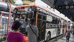 Potret Bus Listrik TransJakarta Wira-wiri Angkut Penumpang