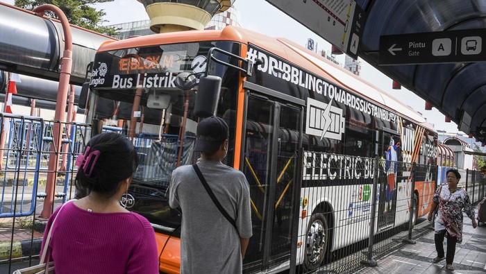 Warga menaiki bus listrik di Terminal Blok M, Jakarta, Kamis (24/8/2023). PT Transportasi Jakarta (Transjakarta) telah mengoperasikan sebanyak 54 unit bus listrik dan ditargetkan bertambah hingga 100 unit pada akhir tahun 2023 guna mengurangi emisi karbon dan sebagai bagian dari upaya untuk memperbaiki kualitas udara di Jakarta. ANTARA FOTO/Galih Pradipta/nym.