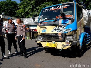 Rem Blong Dipastikan Penyebab Truk Tangki Tabrak 15 Penonton Karnaval Pacet