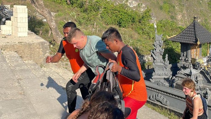 Evakuasi turis asing yang kecelakaan di Pantai Kelingking, Nusa Penida, Jumat (25/8/2023).