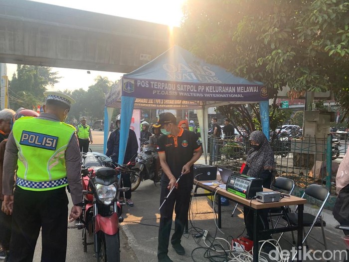 Uji emisi kendaraan di Terminal Blok M, Jakarta Selatan. (Mulia Budi/detikcom)