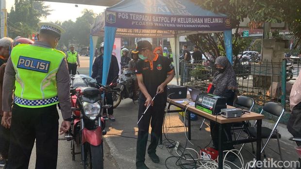 Uji emisi kendaraan di Terminal Blok M, Jakarta Selatan. (Mulia Budi/detikcom)
