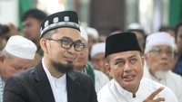 Ustaz Adi Hidayat juga ikut berziarah ke makam Haji Anif. Adi Hidayat awalnya mengisi pengajian di Masjid Al Musanif dalam rangka Haul ke-2 Haji Anif (Foto: Diskominfo Sumut)