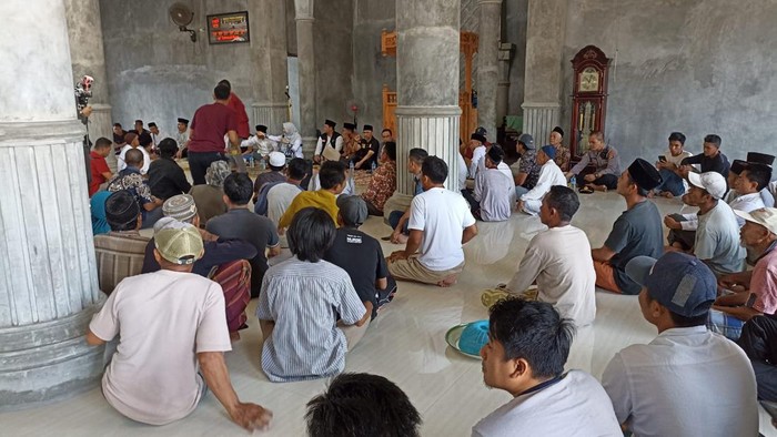 Warga menolak adanya aktivitas pembuangan sampah di TPA baru di Kebon Kongok Lombok Barat, Jumat (25/8/2023).