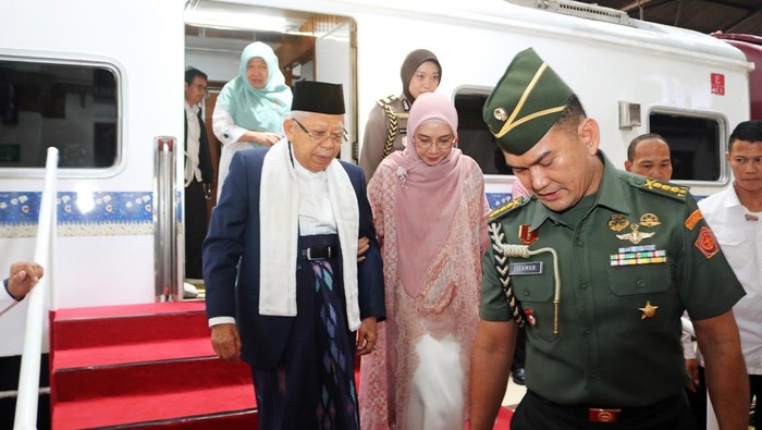 Wakil Presiden Maruf Amin saat tiba di Stasiun Kejaksan, Kota Cirebon.