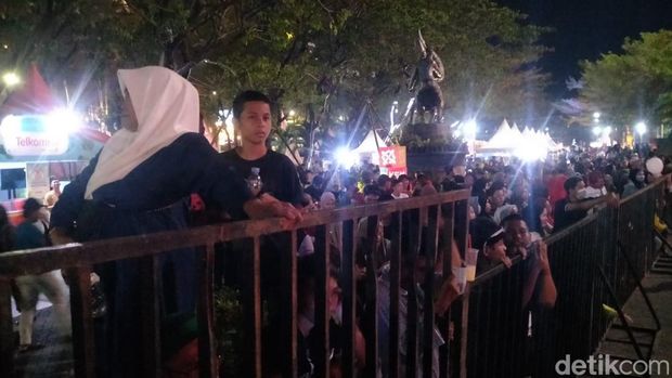 Warga antusias menanti penampilan Slank di F8 Makassar. detikSulsel/Nur Afni