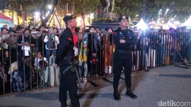 Warga antusias menanti penampilan Slank di F8 Makassar. detikSulsel/Nur Afni
