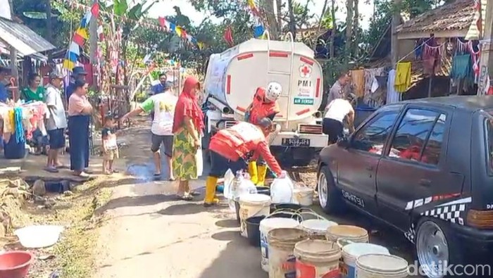 Warga Kampung Cibangbay, Kelurahan Setiawargi, Kecamatan Tamansari, Kota Tasikmalaya, kesulitan air bersih.