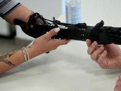 Wow! Lengan Bionik Hasil Cetak 3D Ini Sangat Luwes