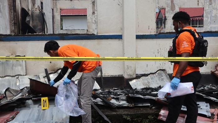 Polisi menggelar olah tempat kejadian perkara (TKP) terhadap 3 kantor dinas Pemerintah Kabupaten (Pemkab) Yahukimo, Papua Pegunungan yang hangus terbakar.