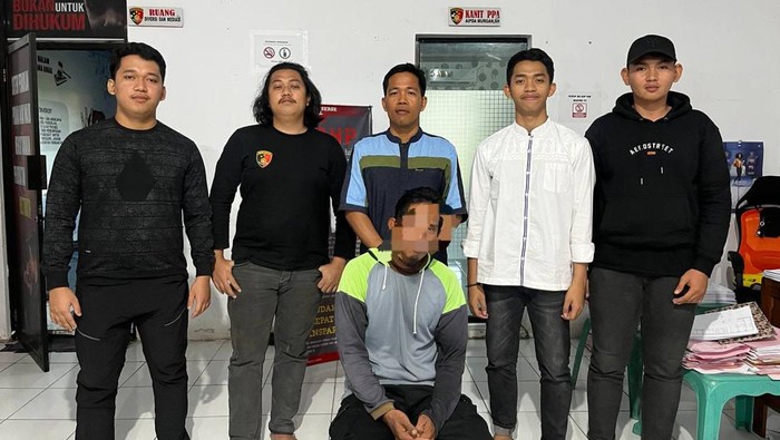 YS (43) ditangkap polisi setelah mencabuli 11 orang anak di bawah umur yang masih TK dan SD.