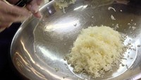 Alat ini dikenal dengan nama potato ricer. Fungsi utamanya membuat mashed potato dengan tekstur sempurna setiap waktu! Jadi tak usah tekan-tekan kentang rebus dengan tangan garpu lagi.