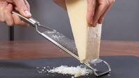 Microplane merupakan parutan yang bisa menghasilkan hasil parutan lebih kecil dan halus. Alat dapur ini dipilih beberapa orang ketimbang parutan biasa.