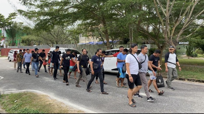 11 tersangka perusakan aset PT sawit di Belitung saat digiring ke Mapolda Babel.