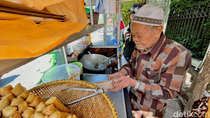 Aki Khoeruddin, penjual lumpia berusia 100 tahun yang viral di Bandung