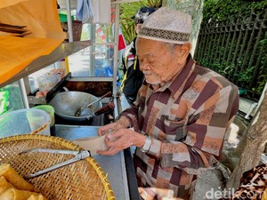 Usia 100 Tahun, Khoiruddin Tetap Semangat Jualan Lumpia di Bandung