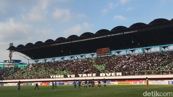 Aksi suporter PSS, Brigata Curva Sud (BCS), curi perhatian di laga lawan Persebaya, Sabtu (26/8/2023).