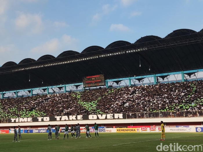 Aksi suporter PSS, Brigata Curva Sud (BCS), curi perhatian di laga lawan Persebaya, Sabtu (26/8/2023).