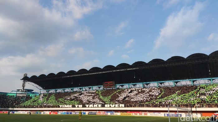 Aksi suporter PSS, Brigata Curva Sud (BCS), curi perhatian di laga lawan Persebaya, Sabtu (26/8/2023).