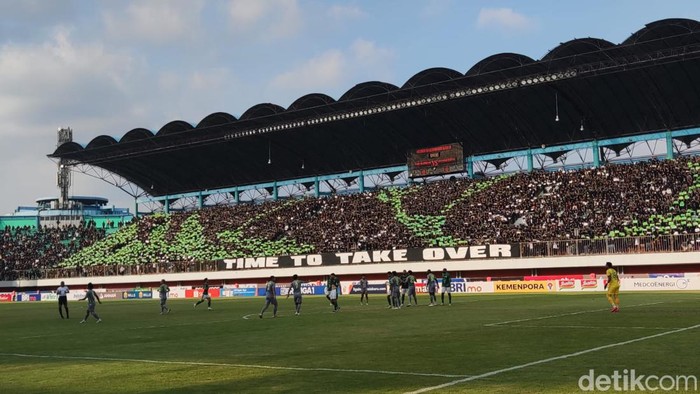 Aksi suporter PSS, Brigata Curva Sud (BCS), curi perhatian di laga lawan Persebaya, Sabtu (26/8/2023).