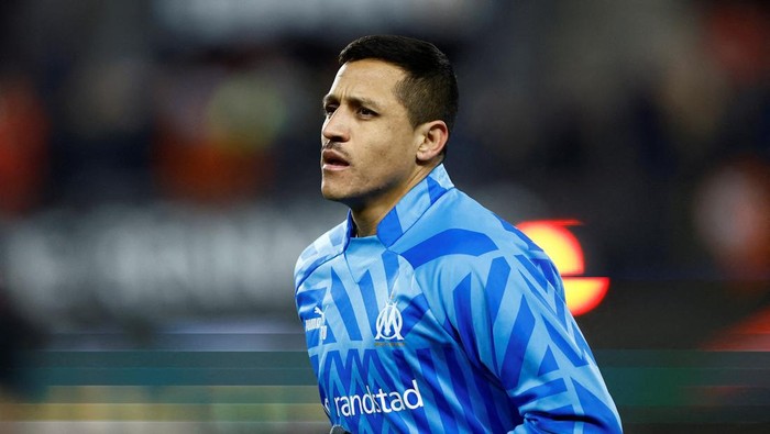 FILE PHOTO: Soccer Football - Ligue 1 - Stade Rennes v Olympique de Marseille - Roazhon Park, Rennes, France - March 5, 2023 Olympique de Marseilles Alexis Sanchez during the warm up before the match REUTERS/Stephane Mahe/File Photo