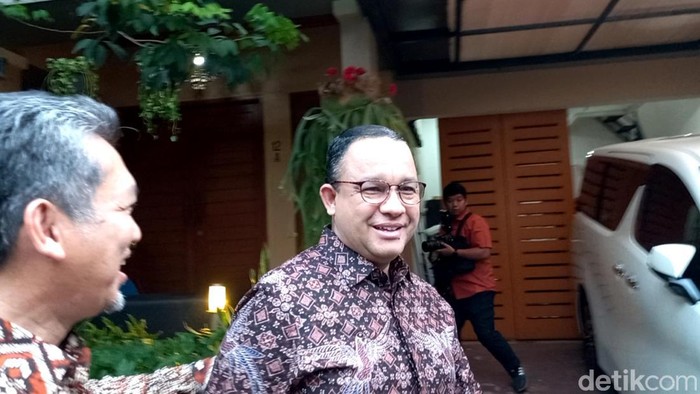 Anies Baswedan menyambangi rumah kediaman Ketua Majelis Syuro PKS Salim Segaf Al-Jufri (Anggi/detikcom)