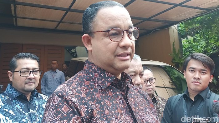 Anies usai mengunjungi rumah kediaman  Ketua Majelis Syuro PKS Salim Segaf Al-Jufri (Anggi/detikcom)