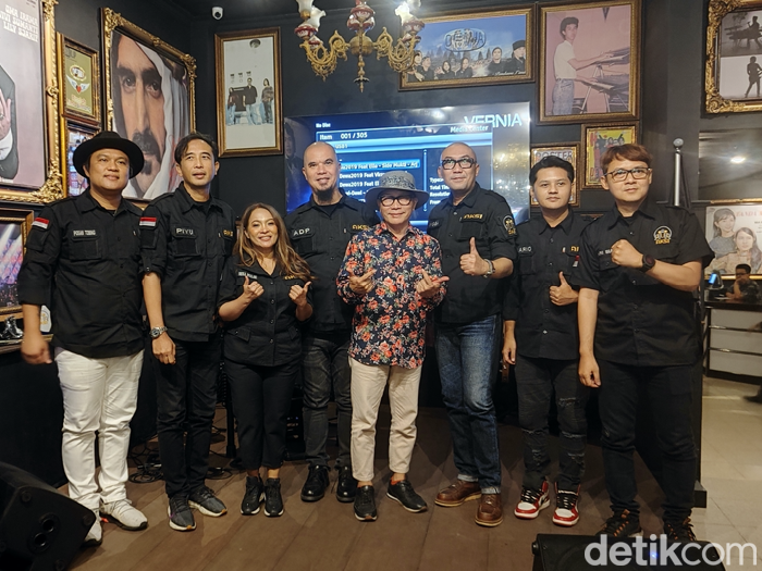 Para pencipta lagu se-Indonesia, melakukan sesi diskusi bersama mengenai gerakan Asosiasi Komposer Seluruh Indonesia (AKS1) yang membahas tentang persoalan-persoalan di industri musik, khususnya yang menyangkut kepada penulis lagu.