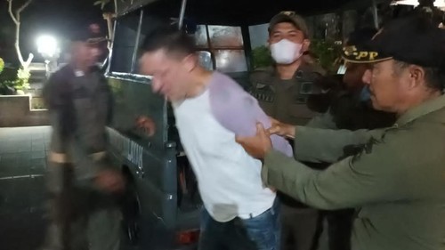 Bule berontak dekat acara Bupati Badung diamankan Satpol PP, Jumat (25/8/2023) malam.