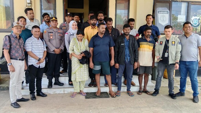 Kantor Imigrasi Kelas II Non TPI Baubau mengamankan 11 warga negara asing (WNA) asal India di Kabupaten Buton, Sulawesi Tenggara (Sultra).
