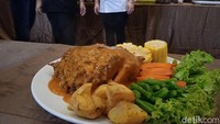 Ada satu hidangan istimewa bernama Ayam Buang Tulang yang juga ditampilkan. Chef Yongki Gunawan memberikan tips untuk memilih ayam yang tepat. Foto: detikcom