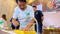 Dimulai dengan resep Bolu Gulung Martabak Asin, peserta menyimak dengan serius. Setiap langkah dipraktikkan oleh chef Yongki dengan rinci. Foto: detikcom
