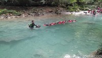 Selama perjalanan bodyrafting, wisatawan berhenti diantara akar-akar pohon besar untuk melakukan lompat dari pohon. Wisatawan harus mengikuti intruksi pemandu. (Foto: Aldi Nur Fadillah/detikJabar).