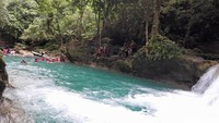 Para wisatawan sangat menikmati segar dan birunya aliran air Sungai Citumang (Foto: Aldi Nur Fadillah/detikJabar).