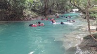 Para wisatan sangat betah saat bermain body rafting yang menjadi pesona wisata Sungai Citumang (Foto: Aldi Nur Fadillah/detikJabar).