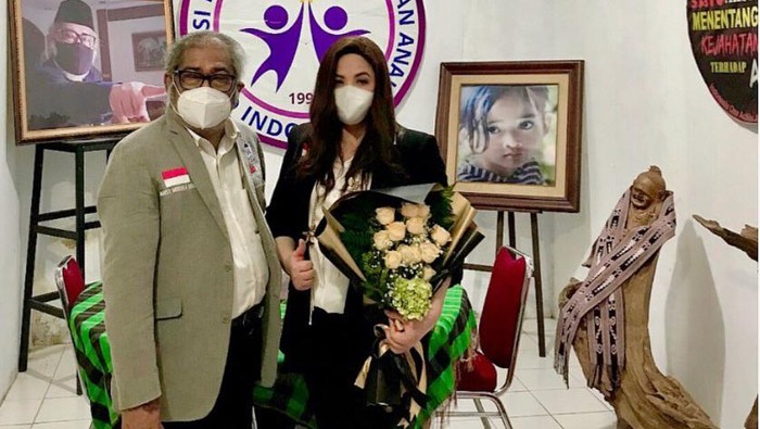 Cornelia Agatha bersama Arist Merdeka Sirait.