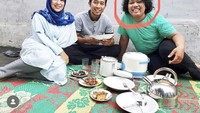 Bareng istri dan komedian Marshel, ia tampak menikmati makanan bersama di atas tikar. Menu-menu tradisionalnya tampak menarik selera. Foto: Instagram dennycagur