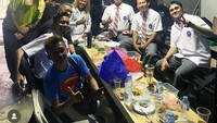 Saat bulan puasa dan jalani syuting, Denny Cagur sempatkan buka puasa di lokasi. Gorengan dan minuman es jadi suguhannya.  Foto: Instagram dennycagur