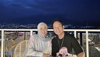 Kulineran romantis bareng sang istri! Mereka pilih santap di kafe dengan pemandangan ketinggian yang cantik. Ada es kopi susu menemani tuh! Foto: Instagram dennycagur