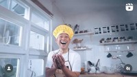 Bantu mempromosikan usaha kuliner bask aci milik istrinya, Denny Cagur bikin video keren. Ia bahkan berperan jadi chef loh!  Foto: Instagram dennycagur