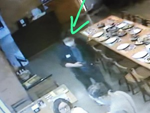 Detik-detik Pria Berbaju Necis Geser Tas di Resto Jaksel, Dipergoki Korban