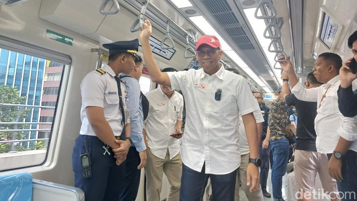 Direktur Utama PT Kereta Api Indonesia (Persero) Didiek Hartantyo Menjajal LRT Jabodebek, Sabtu (26/8/2023).