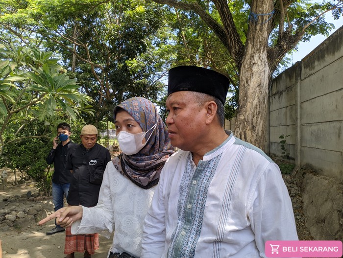 Fatin Nabila Fitri (22) dan Prof. Moh Hasil Tamzil ayah kandung dosen UIN Solo seusai prosesi pemakaman di Lingkungan Pejeruk Sejahtera, Kelurahan Pejeruk, Kecamatan Ampenan, Kota Mataram, Sabtu (26/8/2023). (Ahmad Viqi/detikBali)