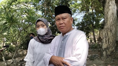 Fatin Nabila Fitri dan Prof. Moh Hasil Tamzil, adik dan ayah kandung Dian dosen UIN Solo yang dibunuh tukang bangunan di Mataram, Sabtu (26/8/2023). (Ahmad Viqi/detikBali)