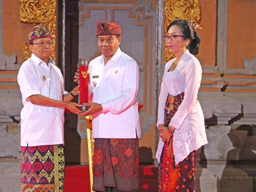 Gubernur Bali Wayan Koster menyerahkan Surat Keputusan (SK) Menteri Dalam Negeri (Mendagri) terkait perpanjangan jabatan Penjabat (Pj) Bupati Buleleng Ketut Lihadnyana di Gedung Kesenian Gde Manik, Sabtu (27/8/2023). (Foto: Made Wijaya Kusuma/detikBali)