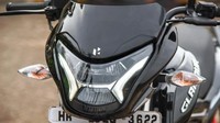 Secara desain, Hero Glamour 125 memang agak ketinggalan. Kendaraan tersebut mengusung desain khas motor naked India, yakni bodi berotot dengan jok tebal dan kaki-kaki yang dirancang jenjang. Foto: Hero MotoCorp.