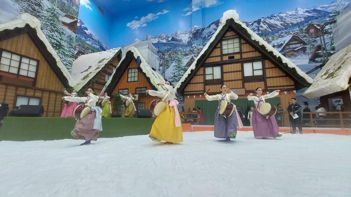 Trans Snow World Bintaro bekerja sama dengan Dinas Pariwisata Tangerang Selatan menghadirkan IFOLK Festival 2023. IFOLK Festival 2023 mempertunjukkan musik dan tarian dari negara Korea Selatan, India dan Timor Leste