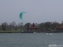 Serunya International Kitesurfing Exhibition di Laguna Pantai Depok Bantul