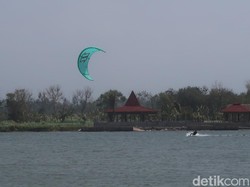 Ngeri! Peselancar Layang Dihempas Angin Dahsyat Kena Kabel Listrik
